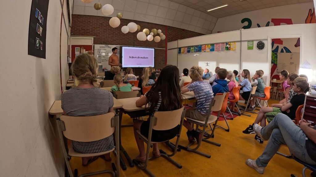 Workshop voor leraren, van achteren gefotografeerd